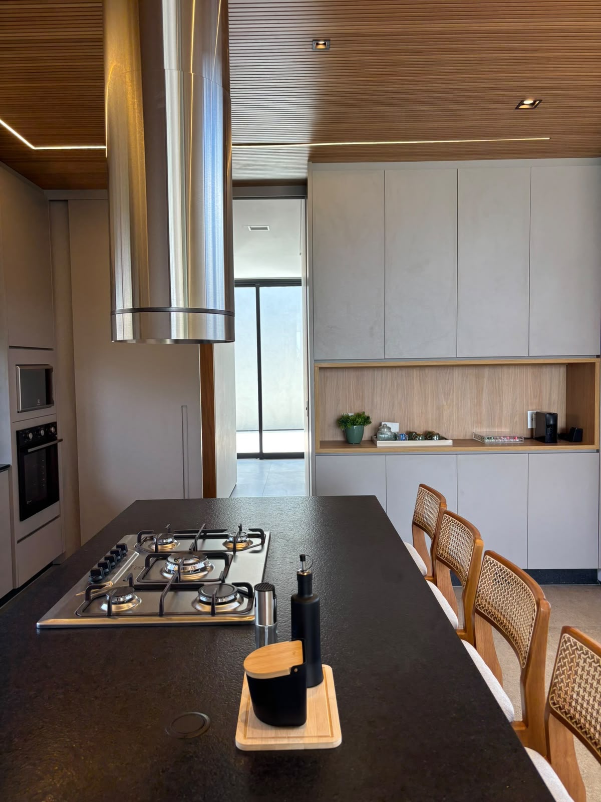 Cozinha contemporânea com acabamento em madeira